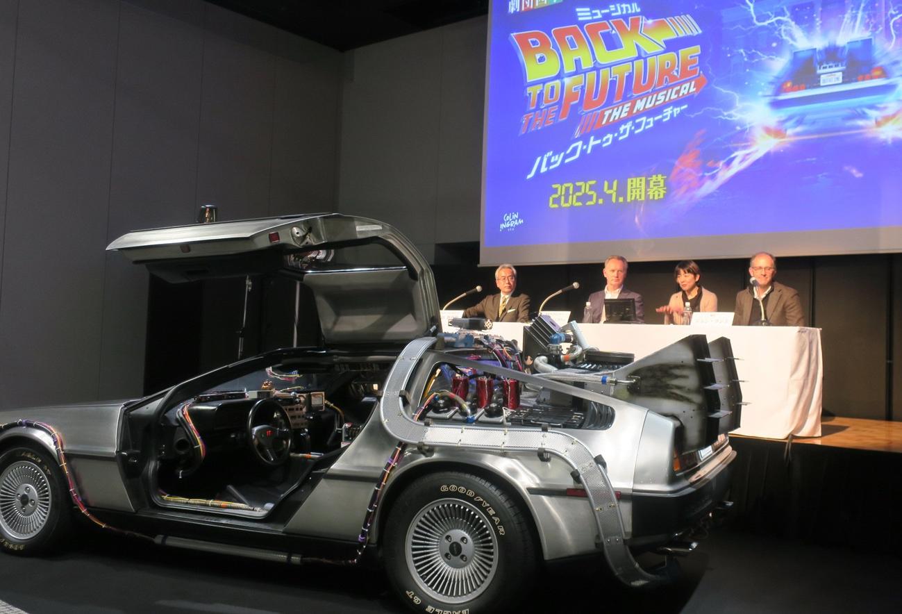 海外新作ミュージカル「バック・トゥ・ザ・フューチャー」制作発表会で。左から、劇団四季吉田智誉樹社長、筆頭プロデューサーのコリン・イングラム氏、演出のジョン・ランド氏