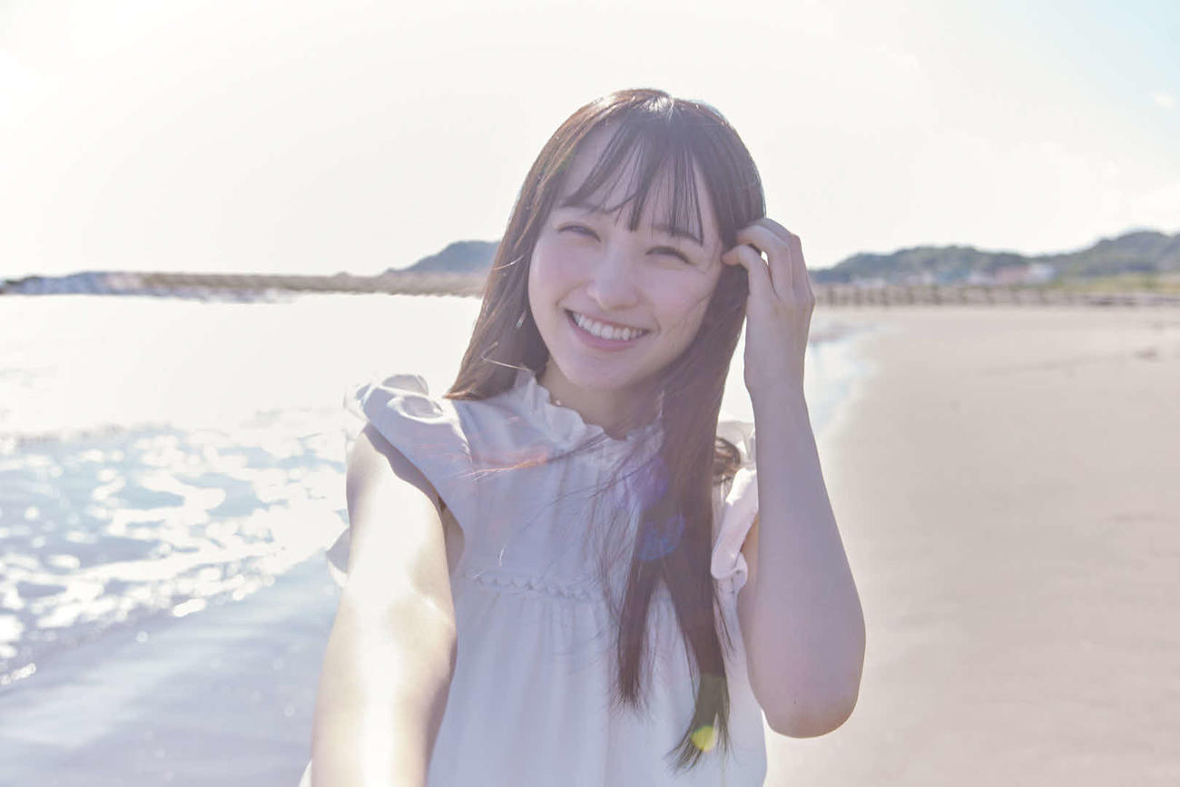 乃木坂46・5期生の初写真集「あの頃、乃木坂にいた」一ノ瀬美空の白ワンピースカット（C）マガジンハウス