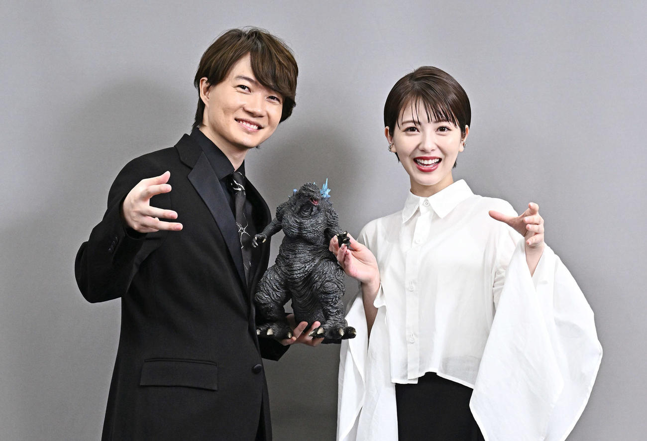 神木隆之介（左）と浜辺美波はゴジラの人形を手にポーズを決める（2024年1月撮影）