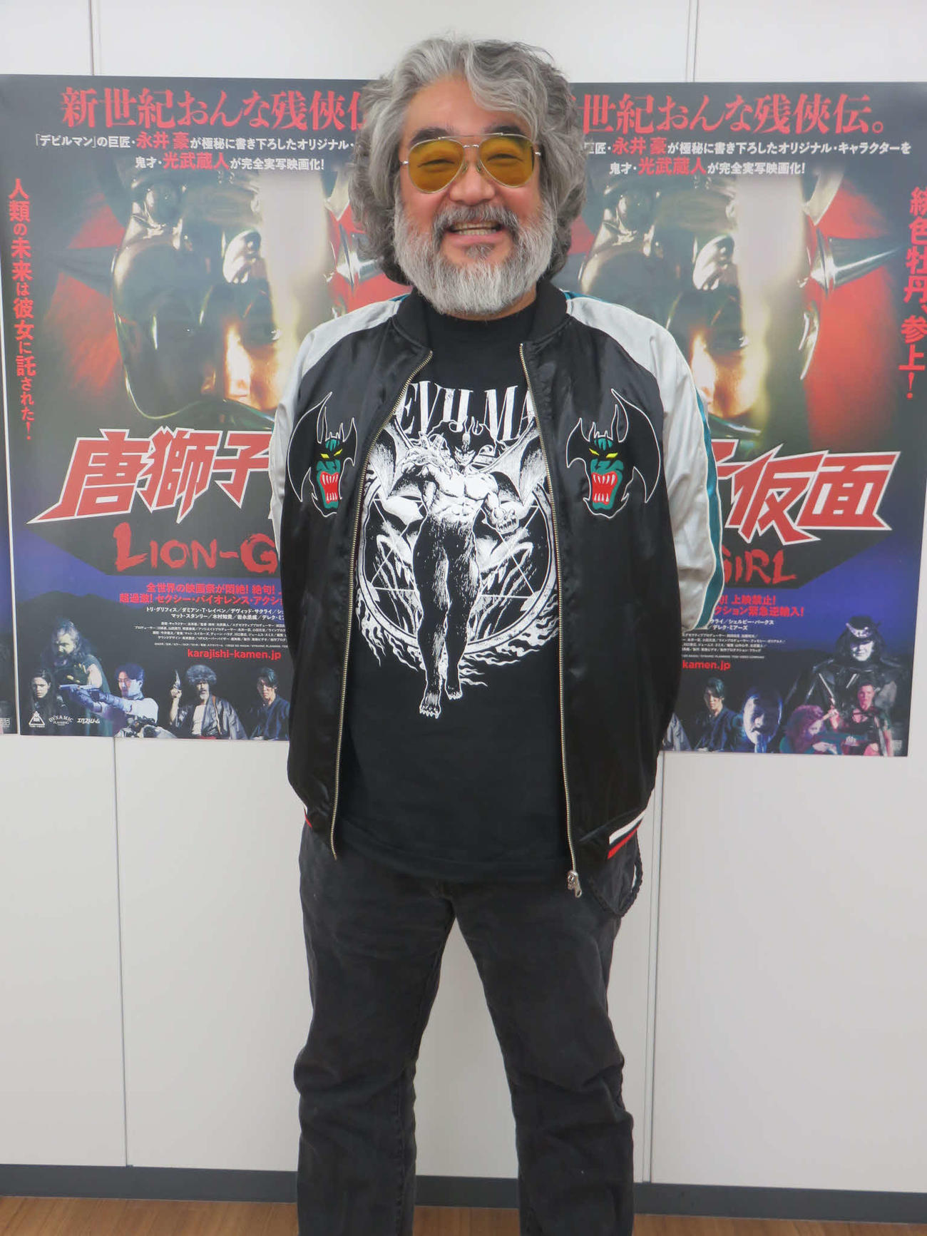 永井豪氏原作の「デビルマン」のTシャツを着た映画「唐獅子仮面／LION－GIRL」の光武蔵人監督