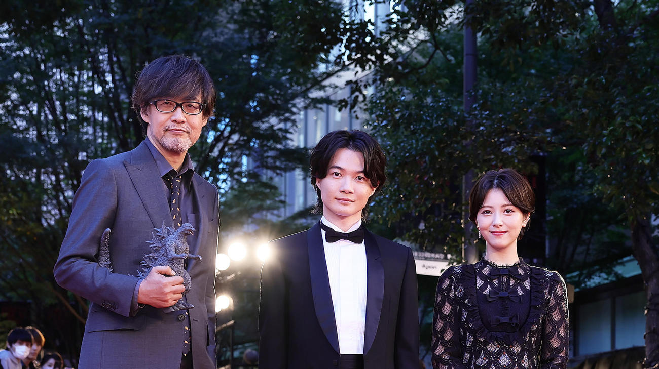 左から山崎貴監督、神木隆之介、浜辺美波（2023年10月撮影）