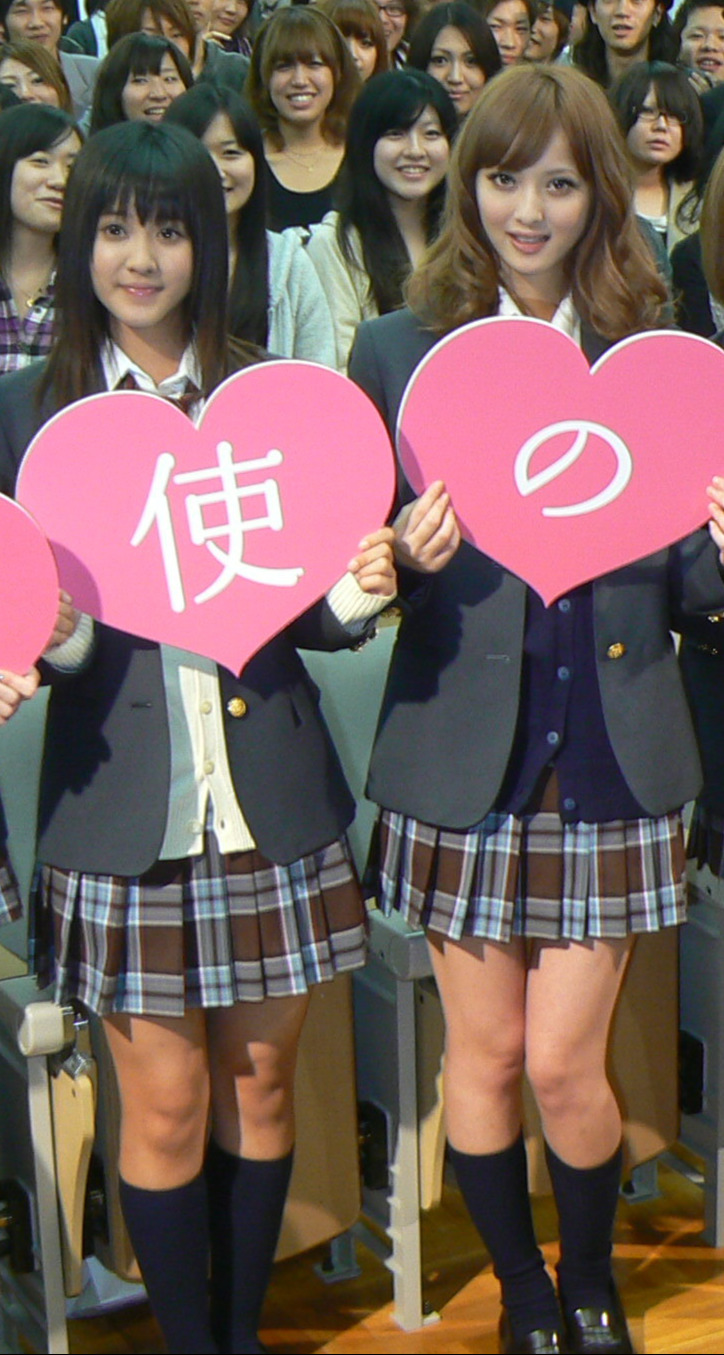 山本ひかると佐々木希（右）（2009年撮影）