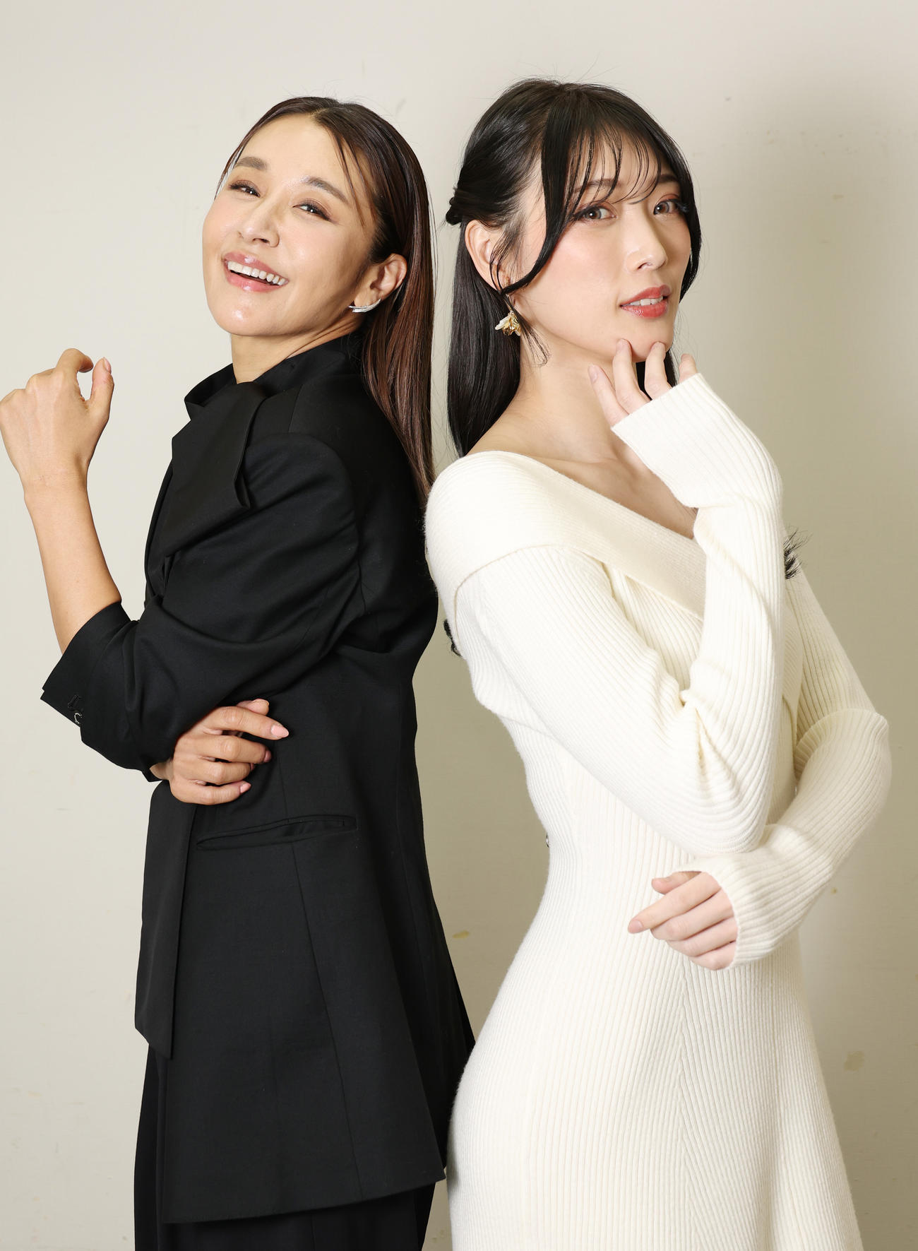 舞台「FFBE　幻影戦争　THE STAGE」に出演する鈴木紗理奈（左）と赤井沙希（撮影・中島郁夫）