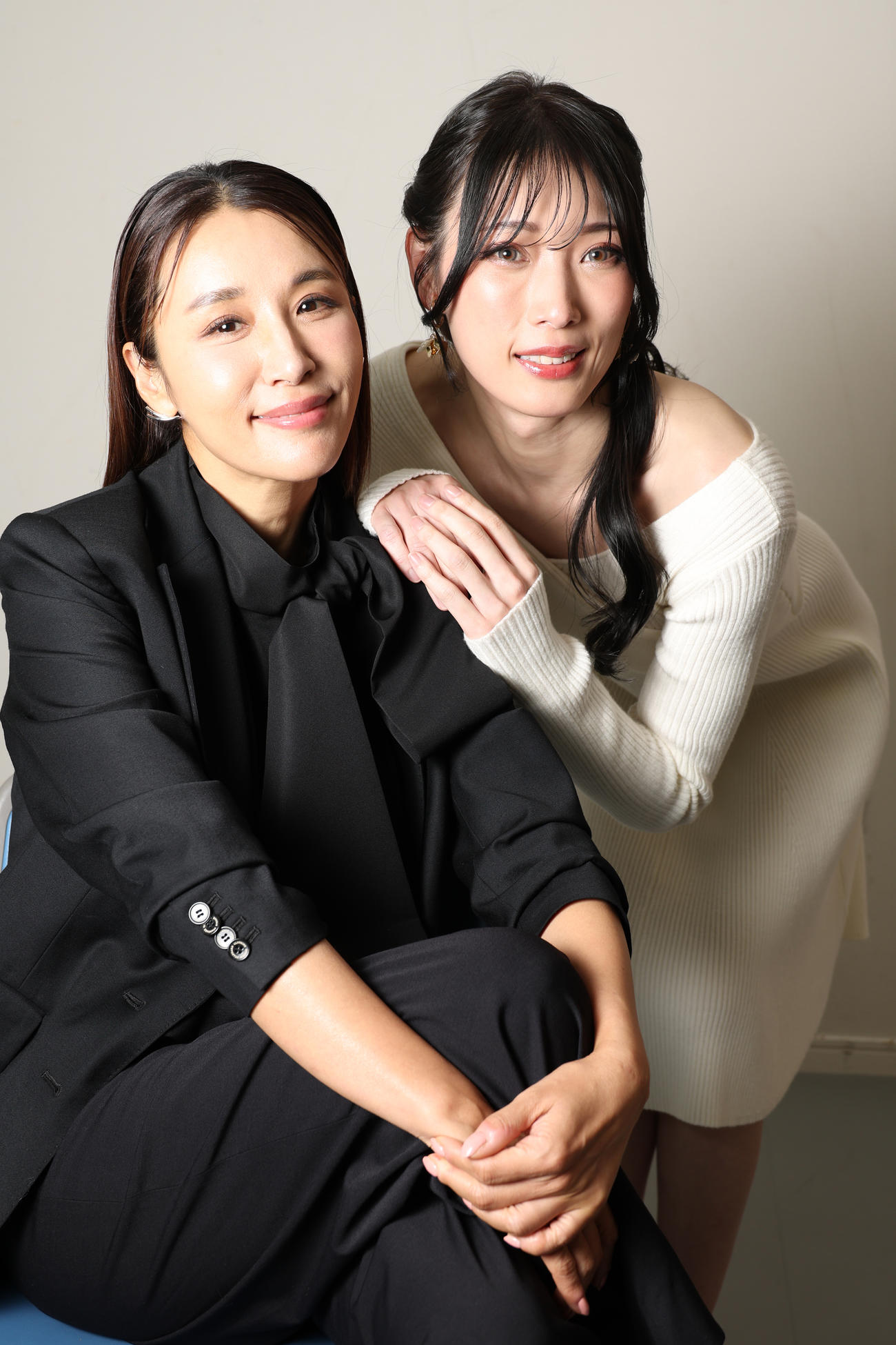 舞台「FFBE　幻影戦争　THE STAGE」に出演する鈴木紗理奈（左）と赤井沙希（撮影・中島郁夫）
