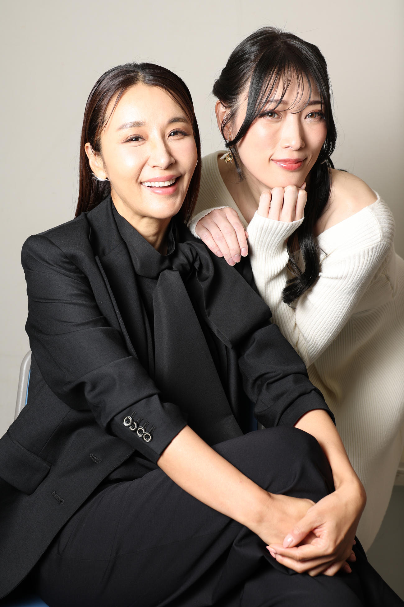 舞台「FFBE　幻影戦争　THE STAGE」に出演する鈴木紗理奈（左）と赤井沙希（撮影・中島郁夫）