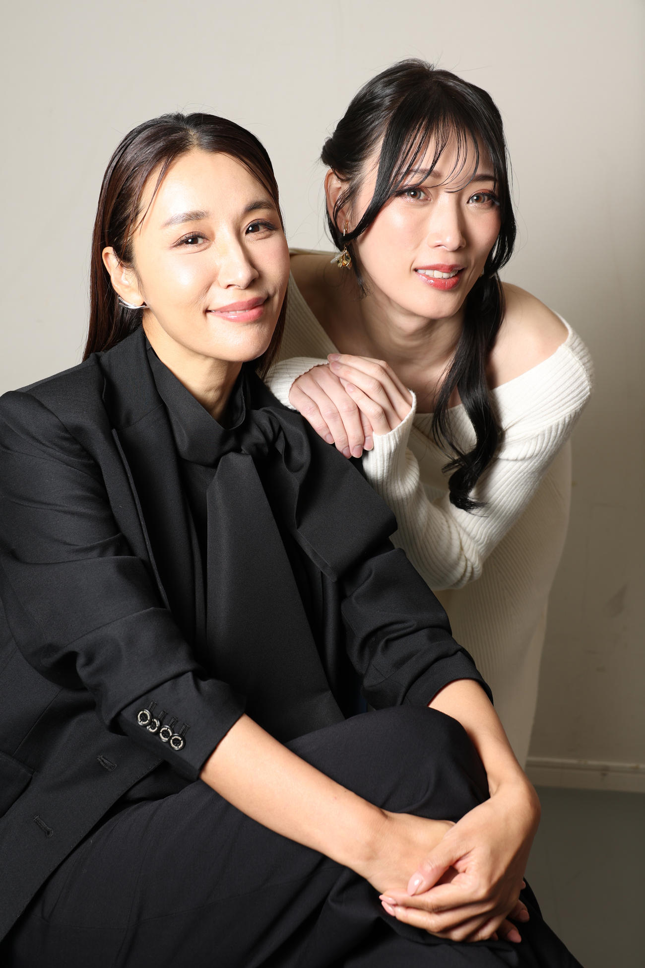 舞台「FFBE　幻影戦争　THE STAGE」に出演する鈴木紗理奈（左）と赤井沙希（撮影・中島郁夫）