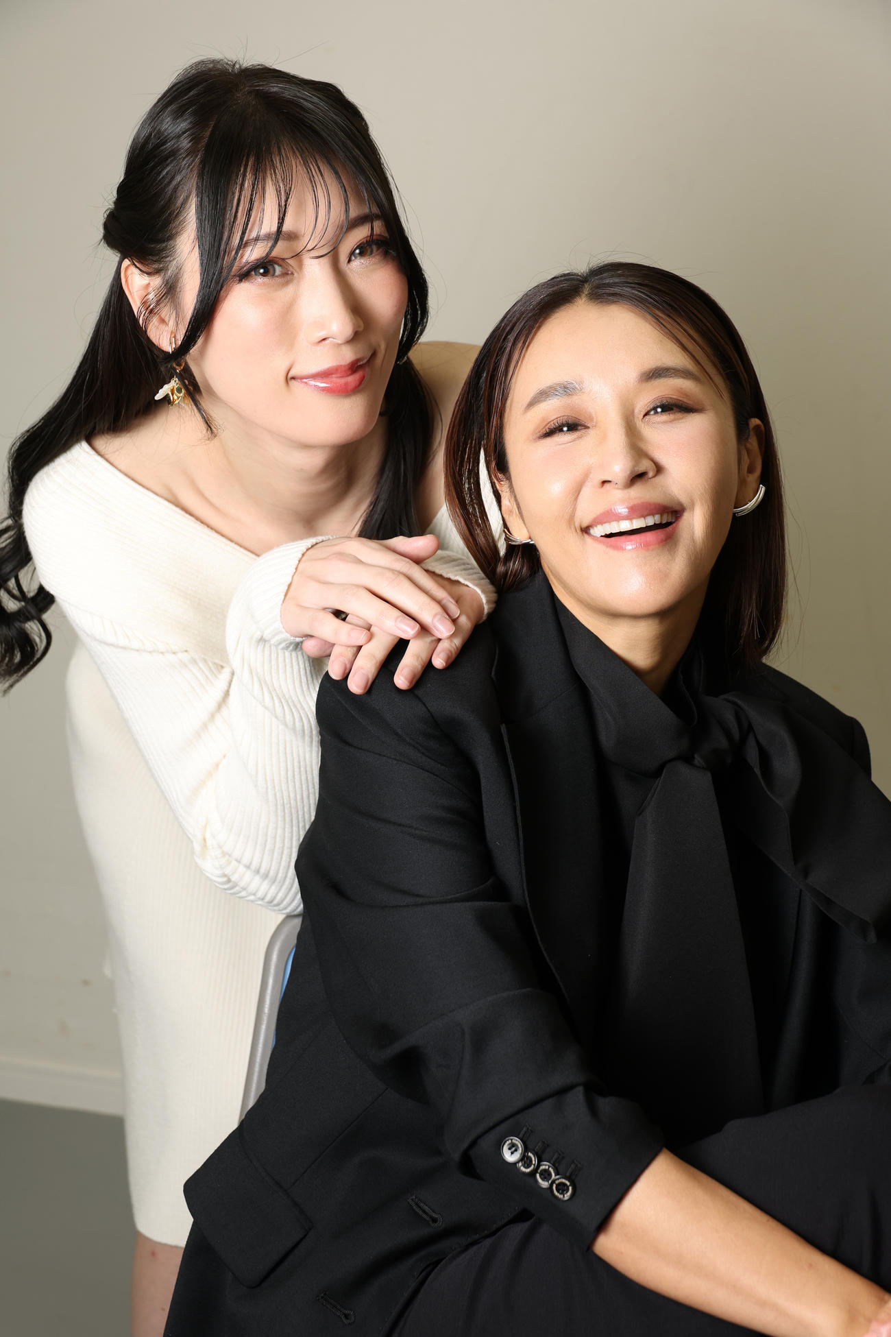 舞台「FFBE　幻影戦争　THE STAGE」に出演する鈴木紗理奈（右）と赤井沙希（撮影・中島郁夫）