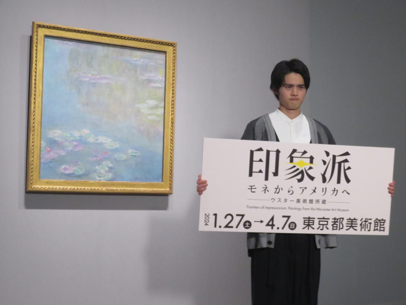 「怖い顔で」というカメラマンのリクエストに表情を作る鈴鹿央士