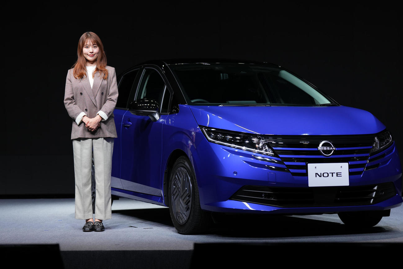NEW日産ノート発売記念新CM発表会で記念写真に納まる有村架純（撮影・菅敏）