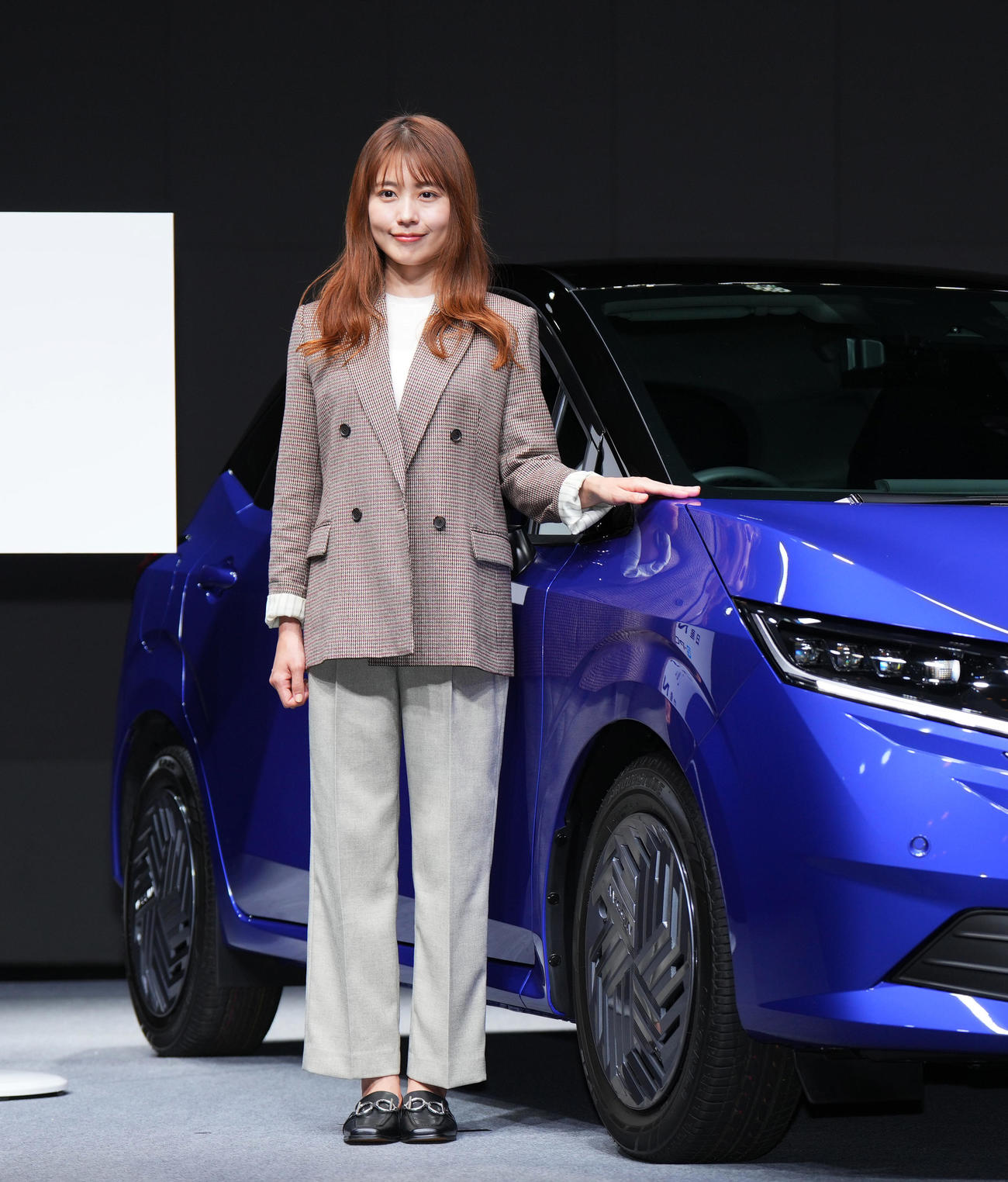 NEW日産ノート発売記念新CM発表会で記念写真に納まる有村架純（撮影・菅敏）
