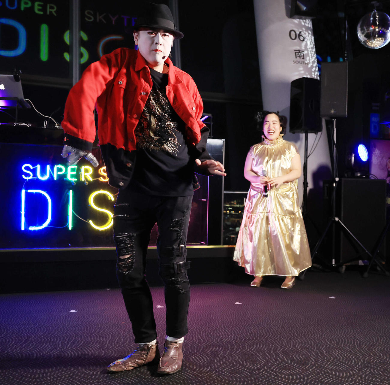 「SUPER SKYTREE DISCO」オープニングセレモニーでダンスを披露するコウメ太夫。右はゆりやんレトリィバァ（撮影・浅見桂子）
