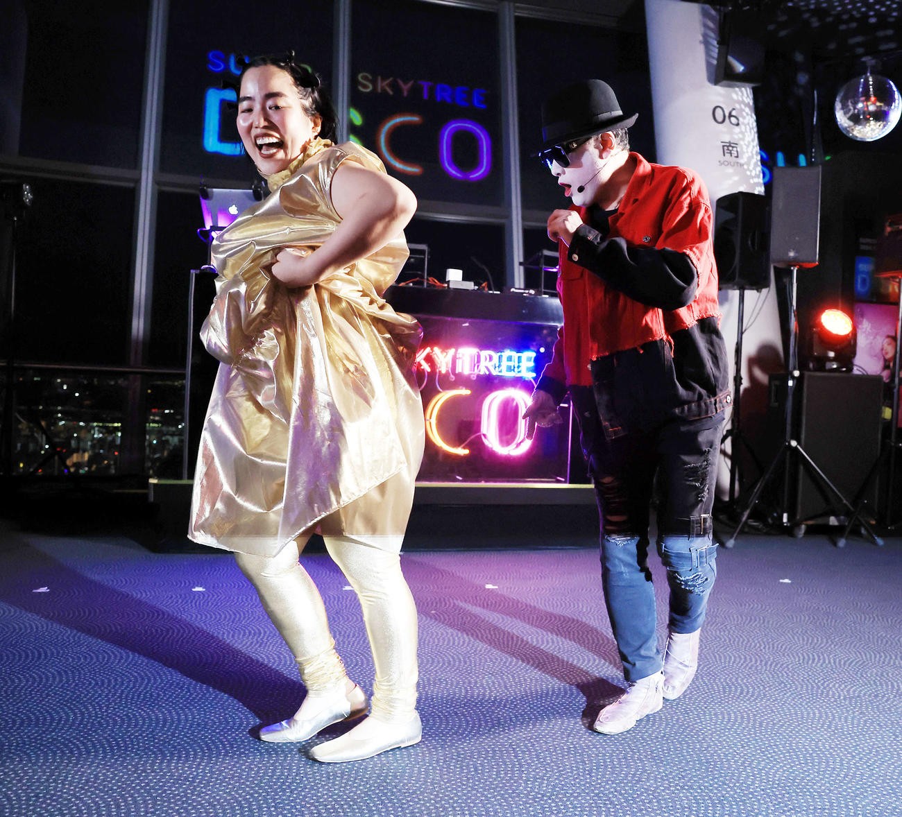 「SUPER SKYTREE DISCO」オープニングセレモニーでダンスを披露する、ゆりやんレトリィバァ（左）とコウメ太夫（撮影・浅見桂子）