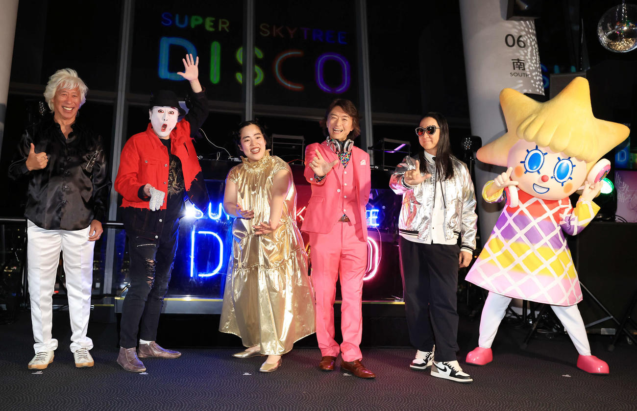 「SUPER SKYTREE DISCO」オープニングセレモニーで記念撮影する、左から宇治田みのる、コウメ太夫、ゆりやんレトリィバァ、DJ OSSHY、DJ DRAGON（撮影・浅見桂子）