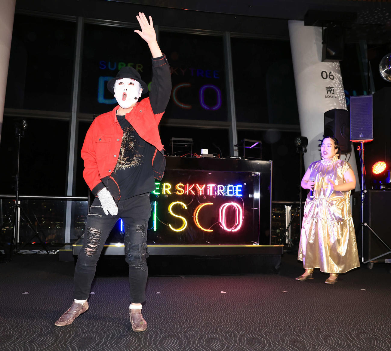 「SUPER SKYTREE DISCO」オープニングセレモニーでダンスを披露するコウメ太夫。右はゆりやんレトリィバァ（撮影・浅見桂子）