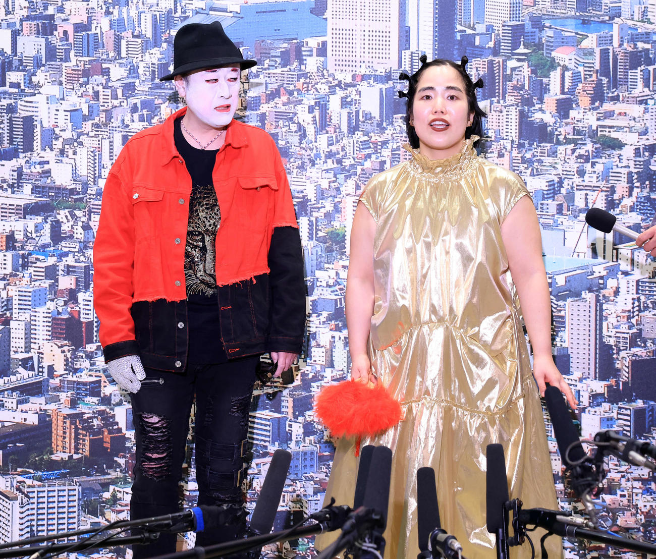 「SUPER SKYTREE DISCO」オープニングセレモニー後、報道陣の質問に答えるコウメ太夫（左）とゆりやんレトリィバァ（撮影・浅見桂子）