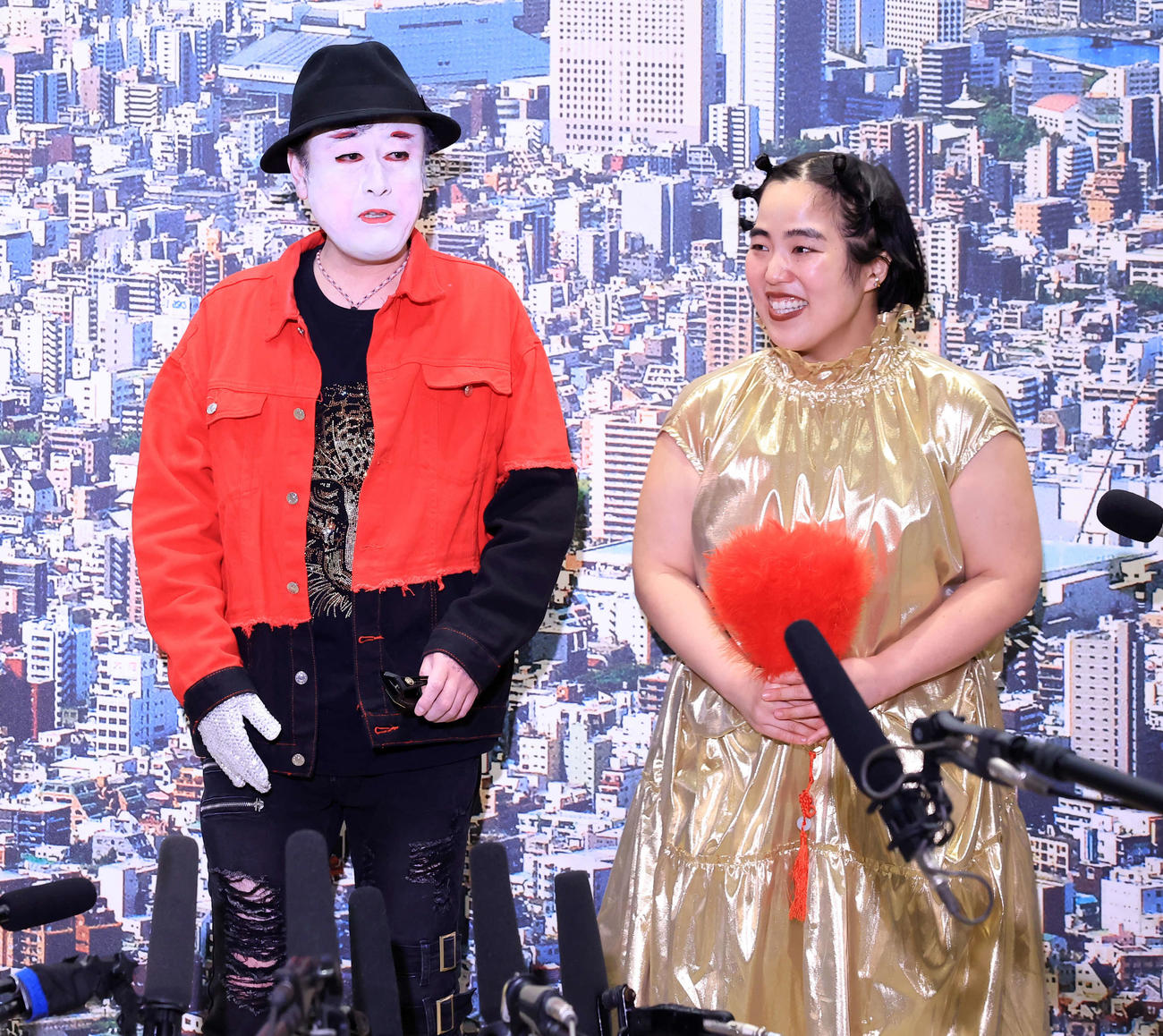 「SUPER SKYTREE DISCO」オープニングセレモニー後、報道陣の質問に答えるコウメ太夫（左）とゆりやんレトリィバァ（撮影・浅見桂子）