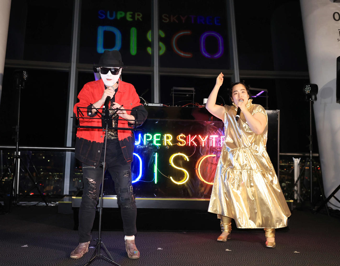 「SUPER SKYTREE DISCO」オープニングセレモニーでラップバトルをするコウメ太夫（左）とゆりやんレトリィバァ（撮影・浅見桂子）