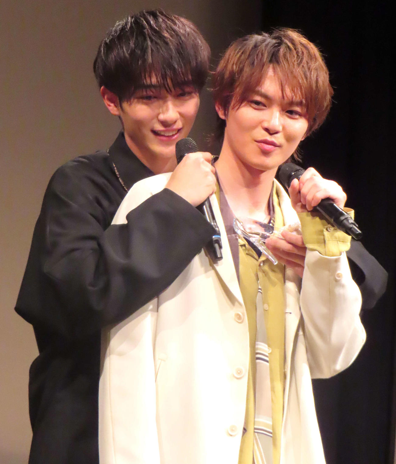 「パーフェクトなプロポーズ対決」に挑戦する野村康太（左）と、相手役を務める金子隼也