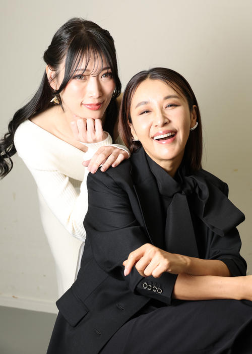 舞台「FFBE 幻影戦争 THE STAGE」に出演する鈴木紗理奈(右)と赤井沙希(撮影・中島郁夫)