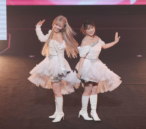 卒業コンサートでサプライズゲストの矢吹奈子(右)とパフォーマンスする本田仁美(撮影・宮地輝)