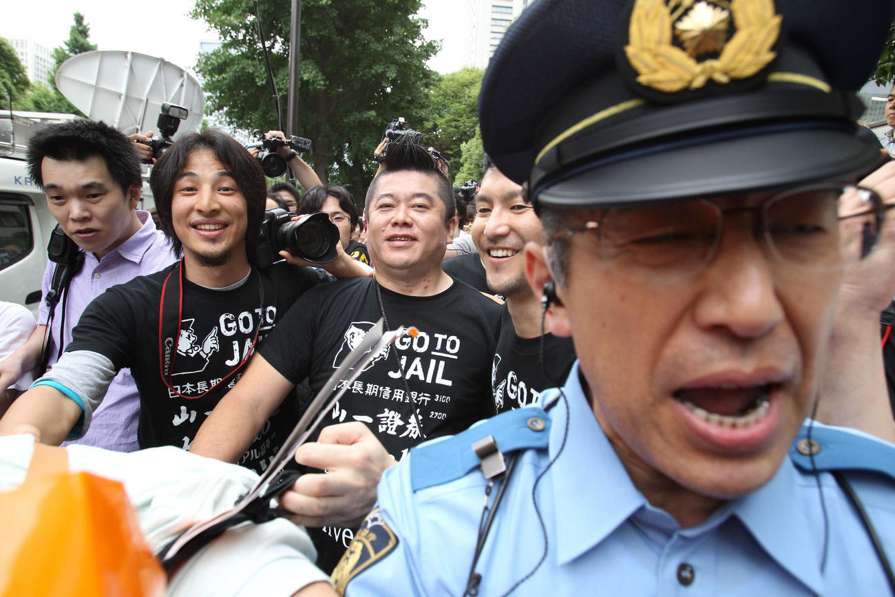 収監手続きのため東京高検に向かう堀江貴文氏（左から3人目）。同2人目はひろゆき氏（2011年6月20日撮影）