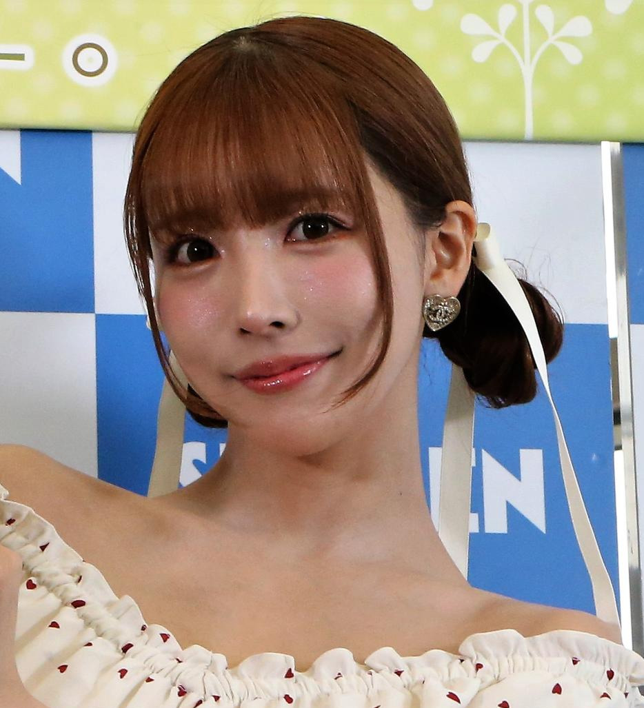 三上悠亜（2023年8月撮影）