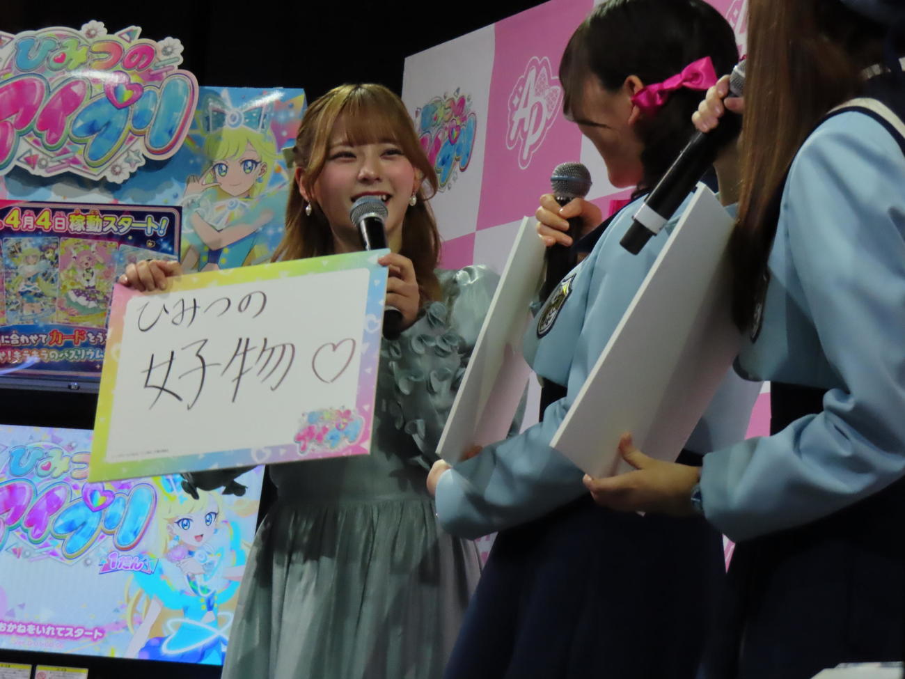 「プリティーシリーズ」発表会に出席した齊藤なぎさ（左）（撮影・横山慧）