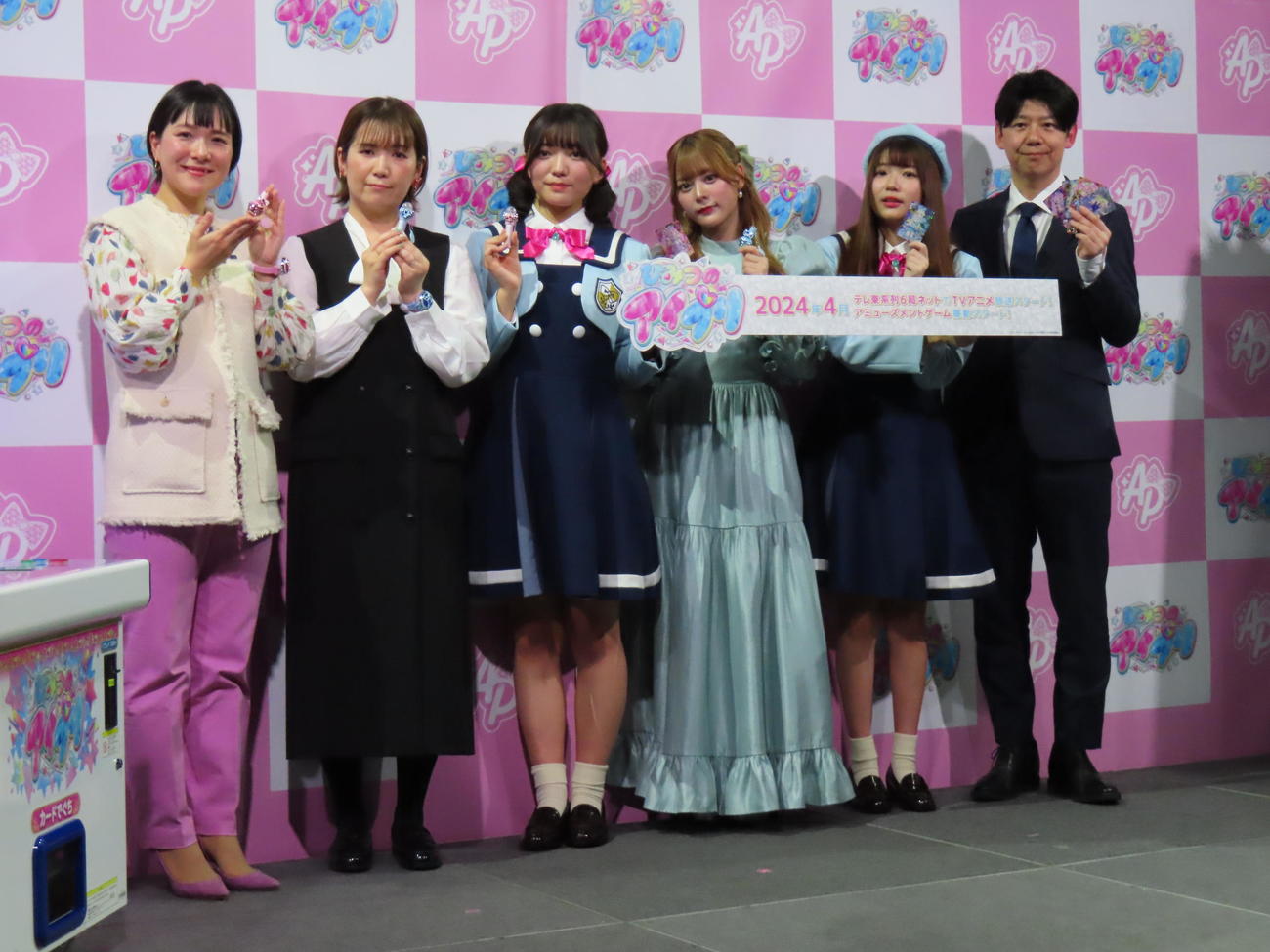 「プリティーシリーズ」発表会に出席した齊藤なぎさ（左から4人目）。左からタカラトミー藤山夏美氏、木村奈緒子氏、藤寺美徳、1人おいて平塚紗依、中山聖氏（撮影・横山慧）