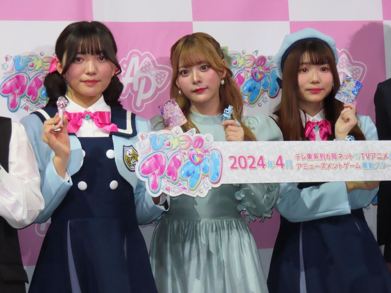 「プリティーシリーズ」発表会に出席した齊藤なぎさ（中央）。左藤寺美徳、右は平塚紗依（撮影・横山慧）