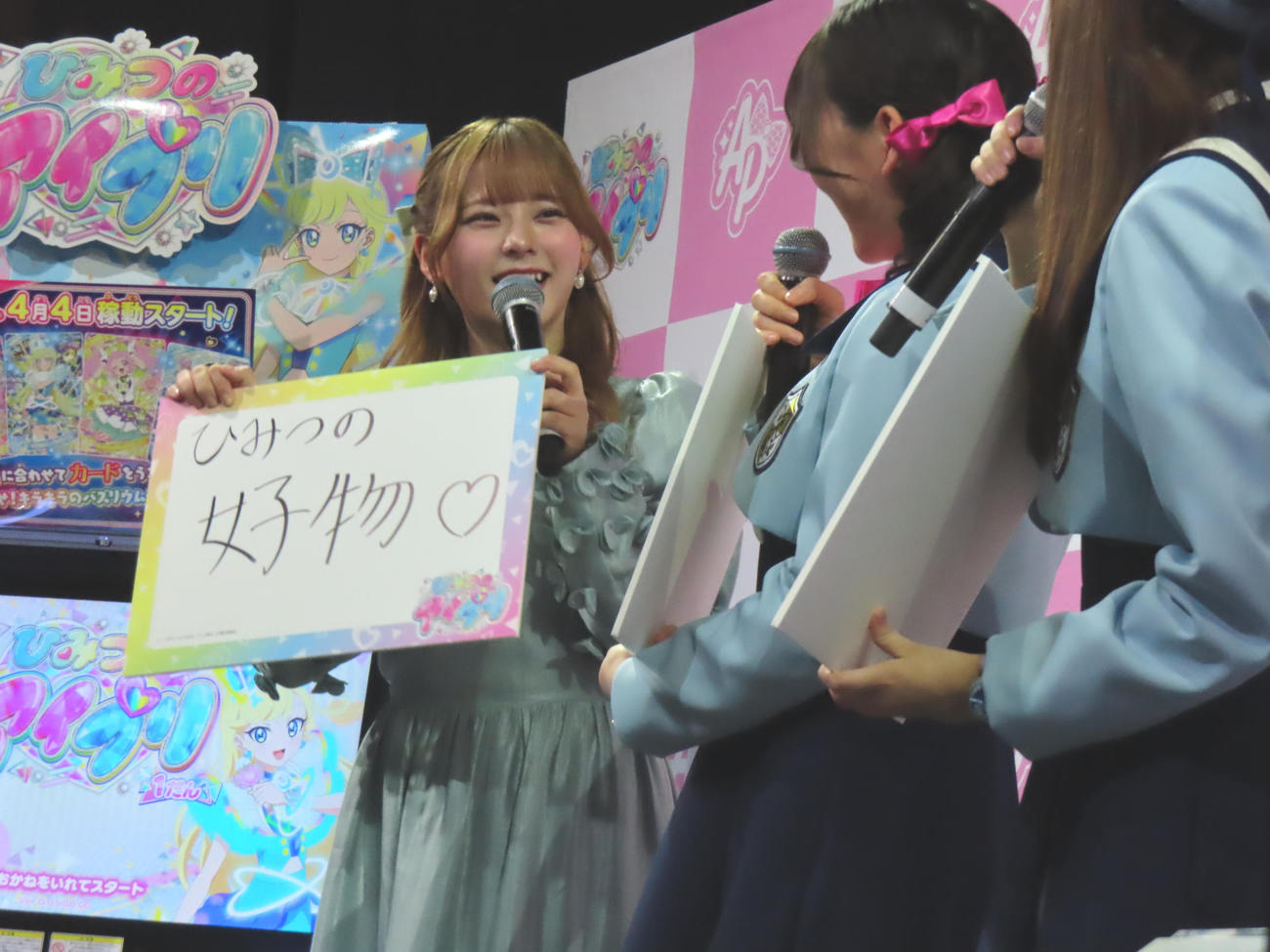 「プリティーシリーズ」発表会に出席した齊藤なぎさ（左）（撮影・横山慧）