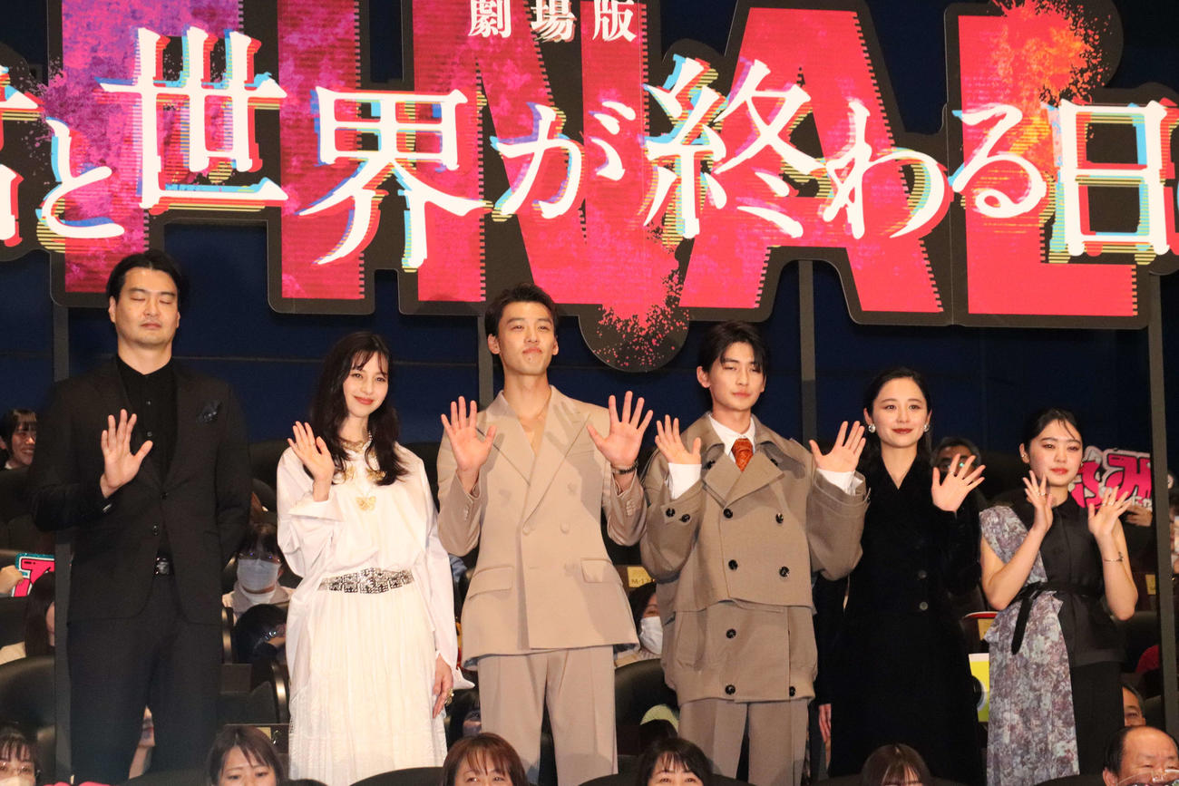 「劇場版　君と世界が終わる日に　FINAL」初日舞台あいさつに登壇した、左から菅原伸太郎監督、中条あやみ、竹内涼真、高橋文哉、堀田真由、吉柳咲良（撮影・加藤理沙）