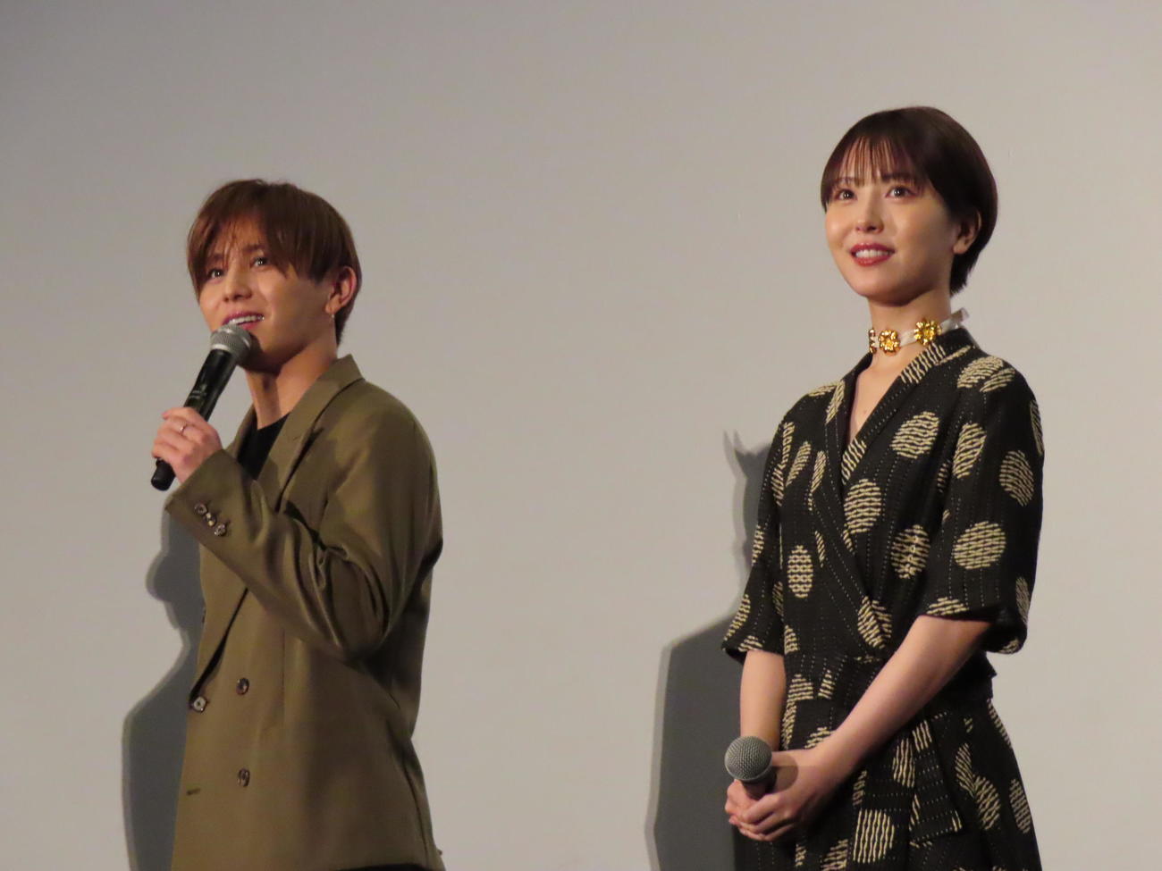 主演映画の舞台あいさつに出席した山田涼介（左）。右は浜辺美波（撮影・横山慧）