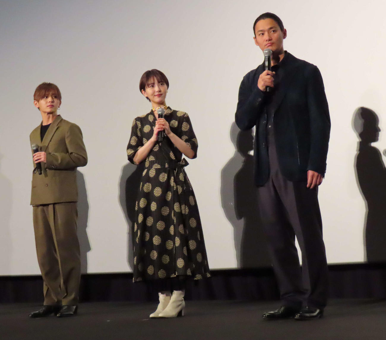 主演映画の舞台あいさつに出席した山田涼介（左）。中央は浜辺美波、右は野村周平
