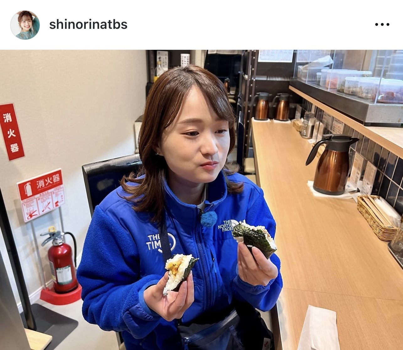 両手におむすびを持って、おいしそうにほおばる篠原梨菜アナウンサー（篠原梨菜アナウンサーのインスタグラムから）