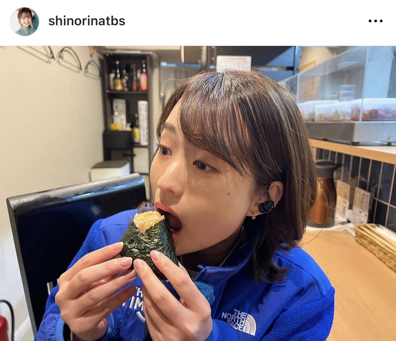 両手におむすびを持って、おいしそうにほおばる篠原梨菜アナウンサー（篠原梨菜アナウンサーのインスタグラムから）