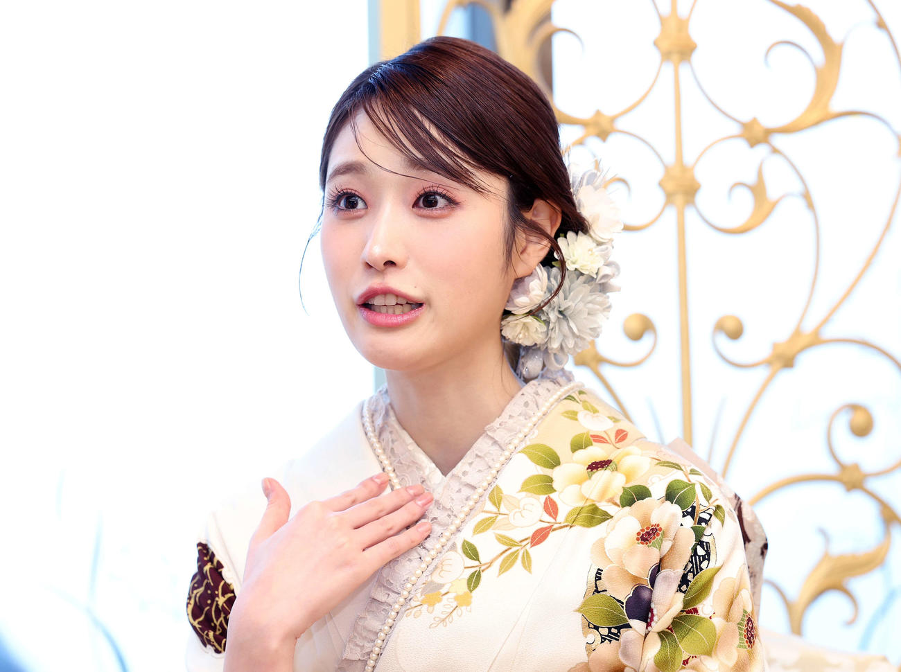 記者の質問に答える高橋ひかる（撮影・鈴木正人）