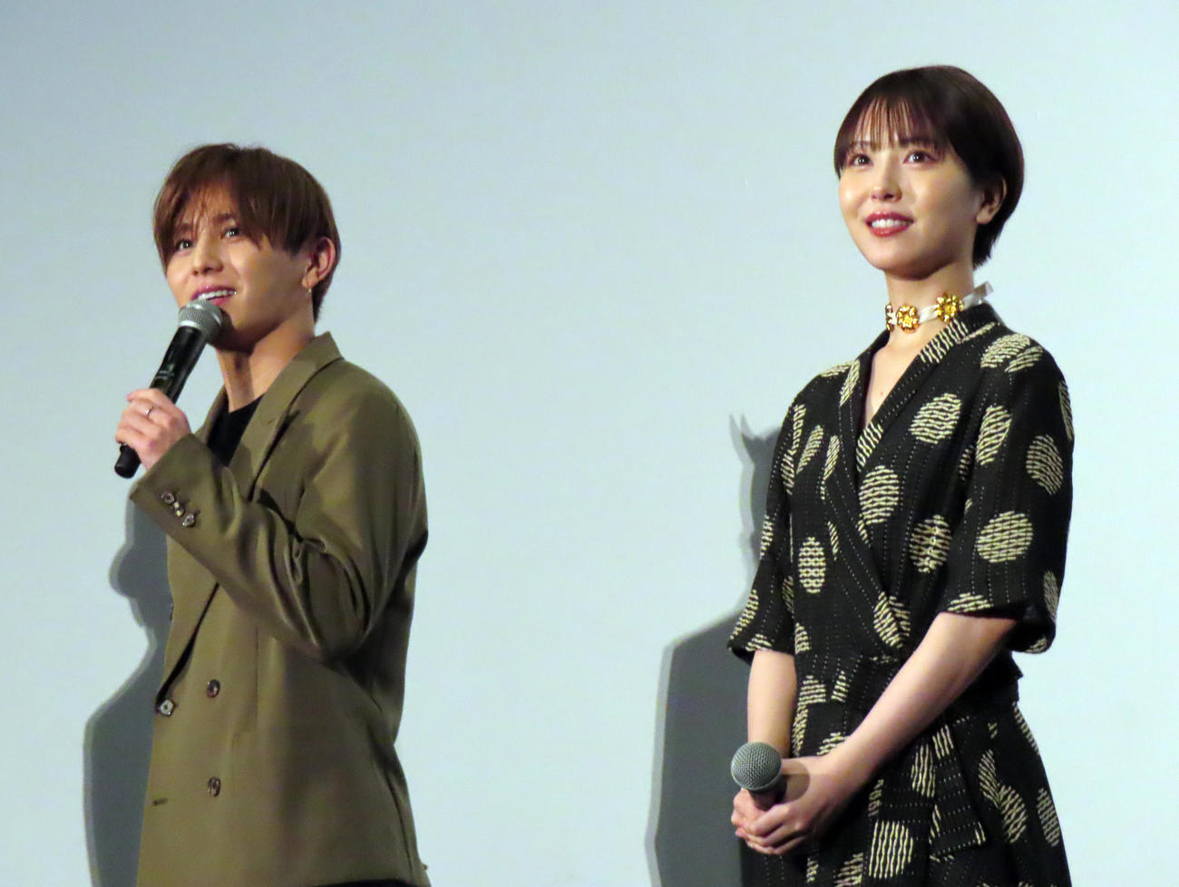 主演映画の舞台あいさつに出席した山田涼介と浜辺美波（撮影・横山慧）