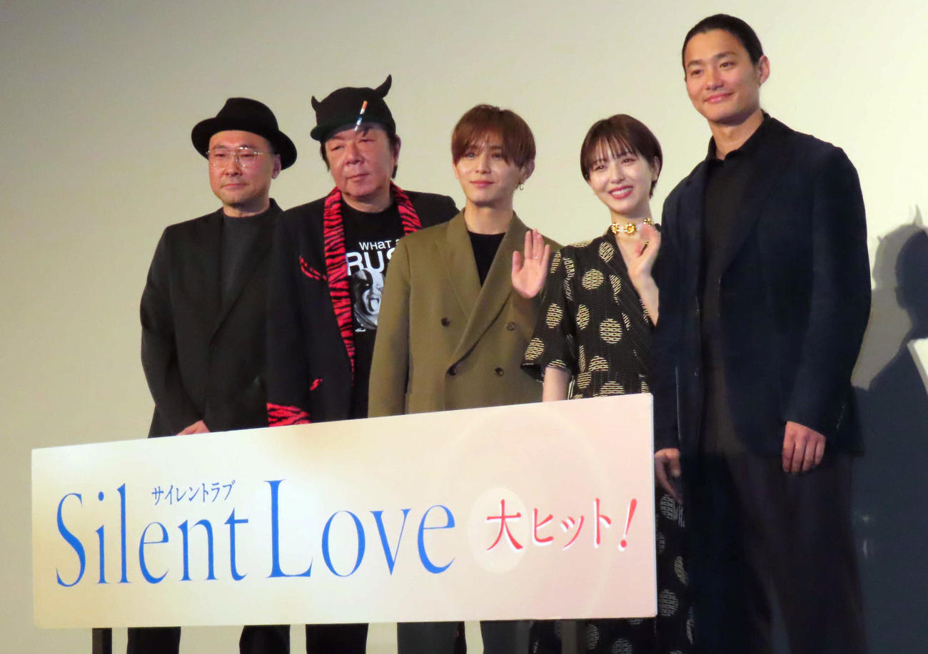 主演映画の舞台あいさつに出席した山田涼介（中央）。左から内田英治監督、古田新太、1人おいて浜辺美波、野村周平