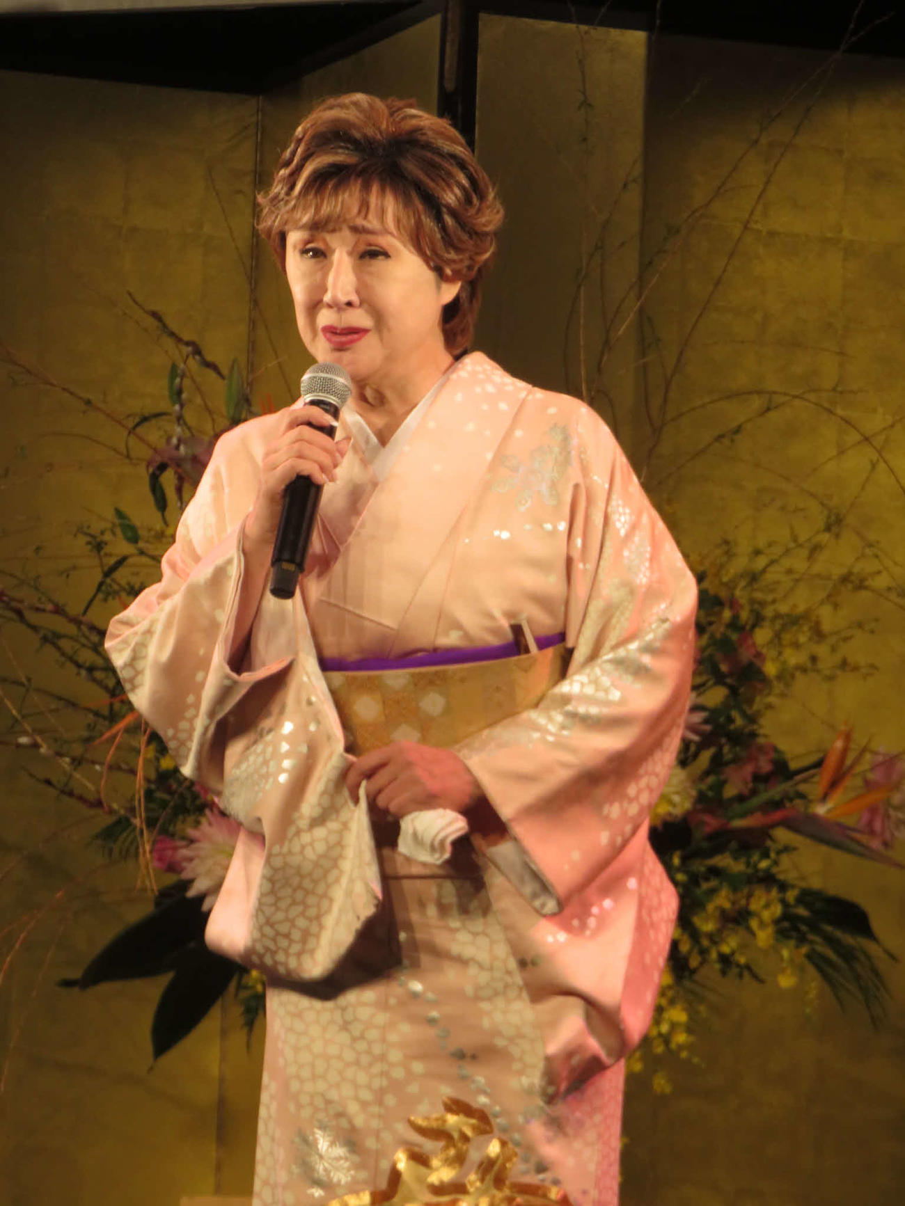 「東京新潟県人会」で「寒椿」を熱唱する小林幸子