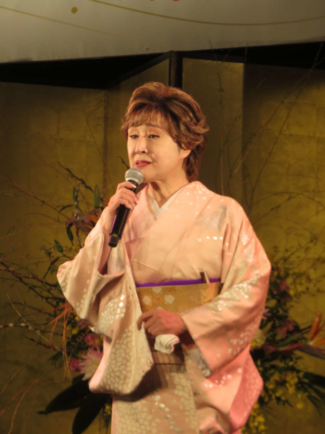 「東京新潟県人会」で「寒椿」を熱唱する小林幸子