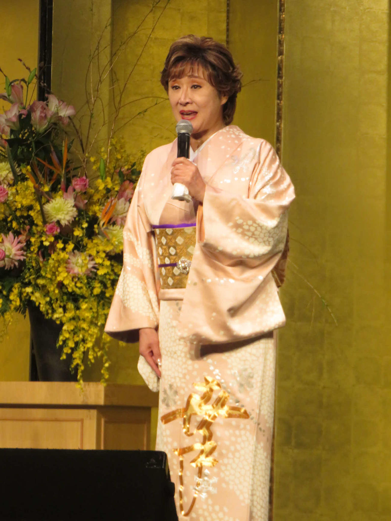 「東京新潟県人会」で「寒椿」を熱唱する小林幸子