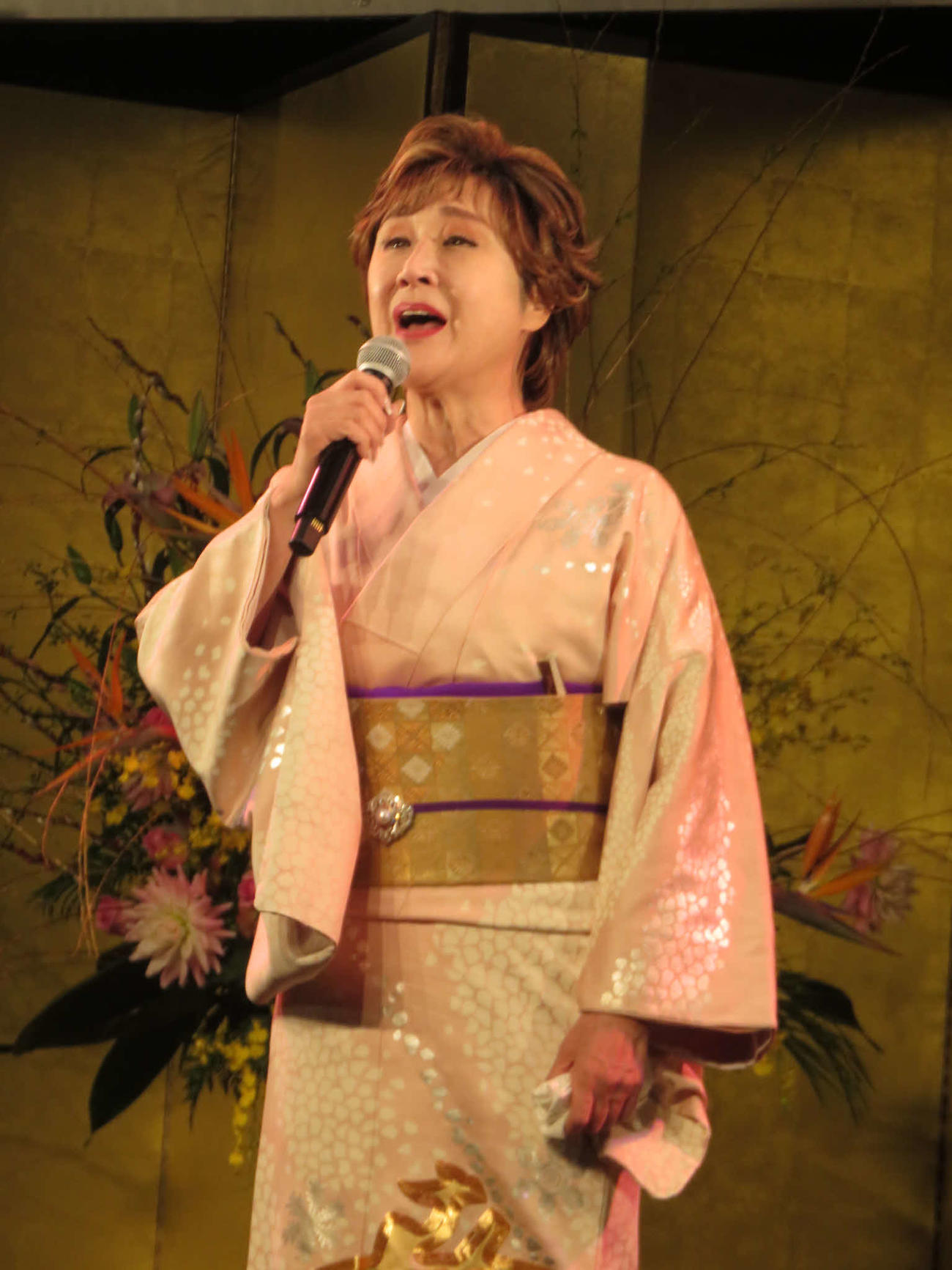「東京新潟県人会」で「寒椿」を熱唱する小林幸子