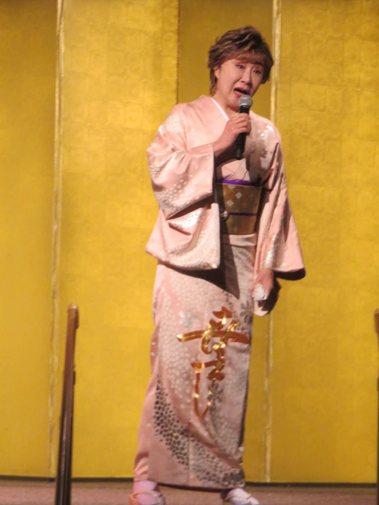 「東京新潟県人会」で「寒椿」を熱唱する小林幸子