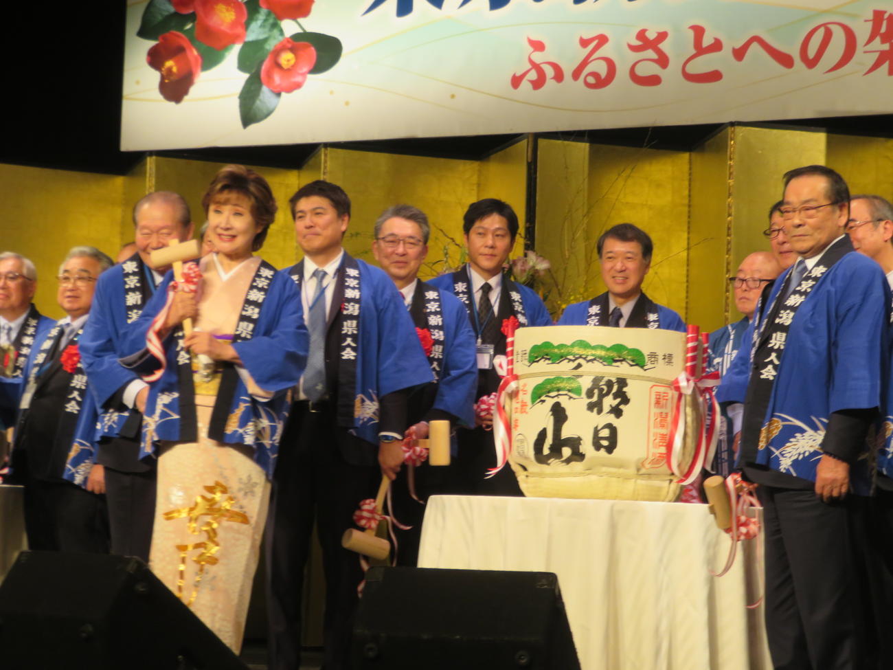 「東京新潟県人会」で鏡開きをする小林幸子