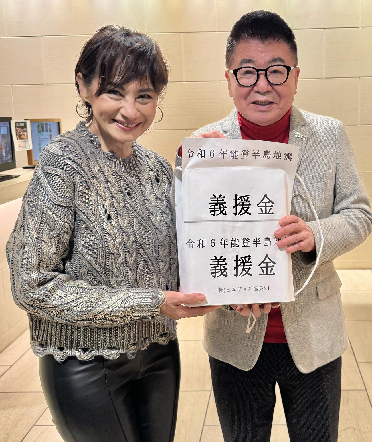 義援金箱を持って呼びかけるマリ－ン（左）と生島ヒロシ
