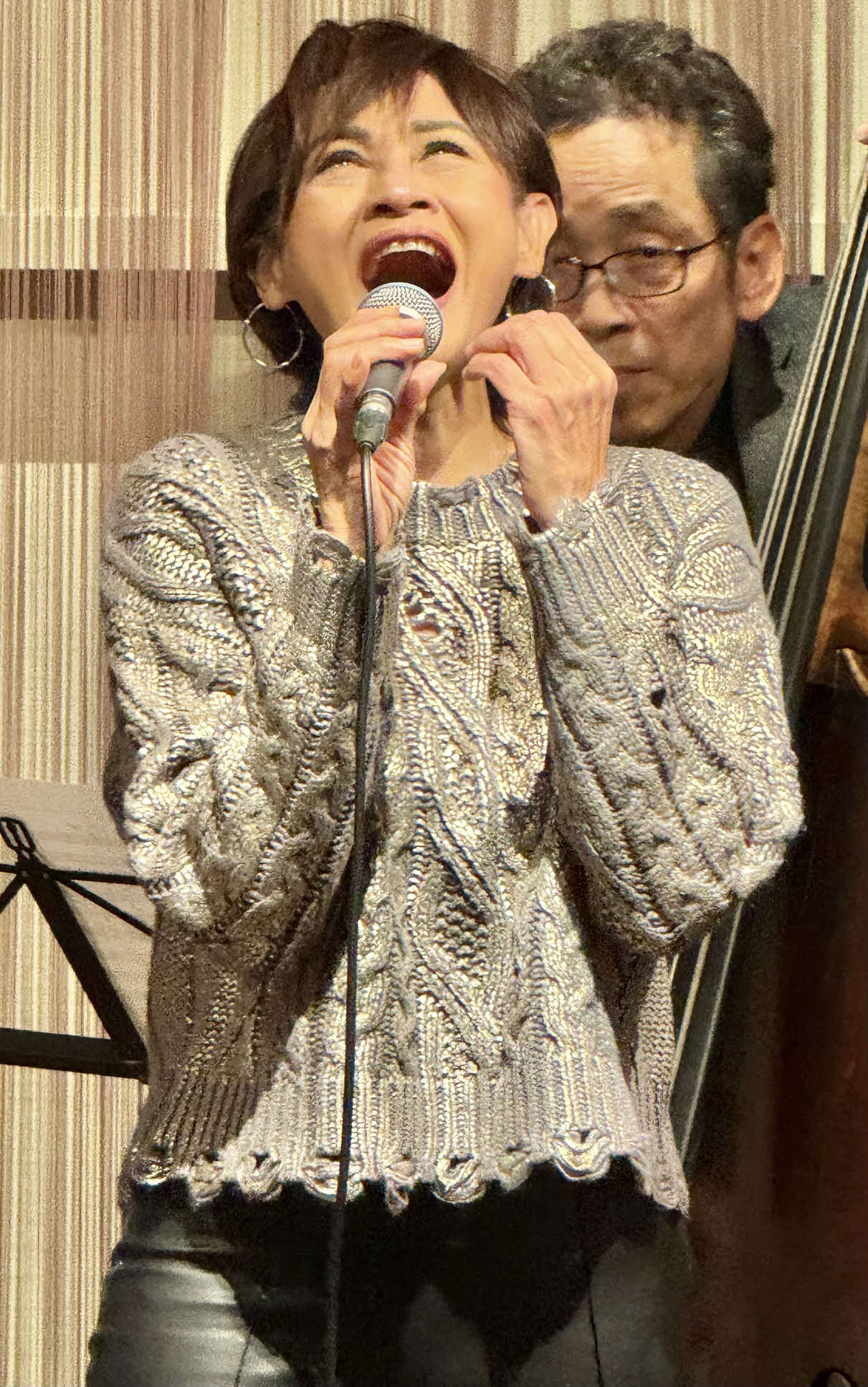 「能登チャリティーライブ」で熱唱するマリーン