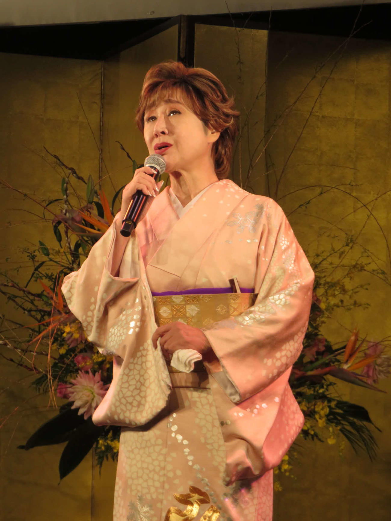 「東京新潟県人会」で「寒椿」を熱唱する小林幸子