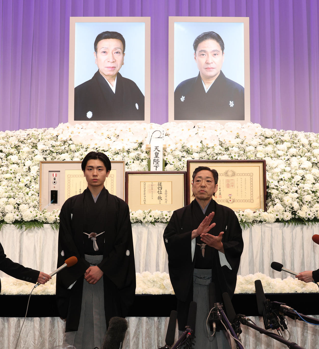 「澤瀉屋　送る会」を終え会見を行う市川團子（左）と市川中車（撮影・中島郁夫）