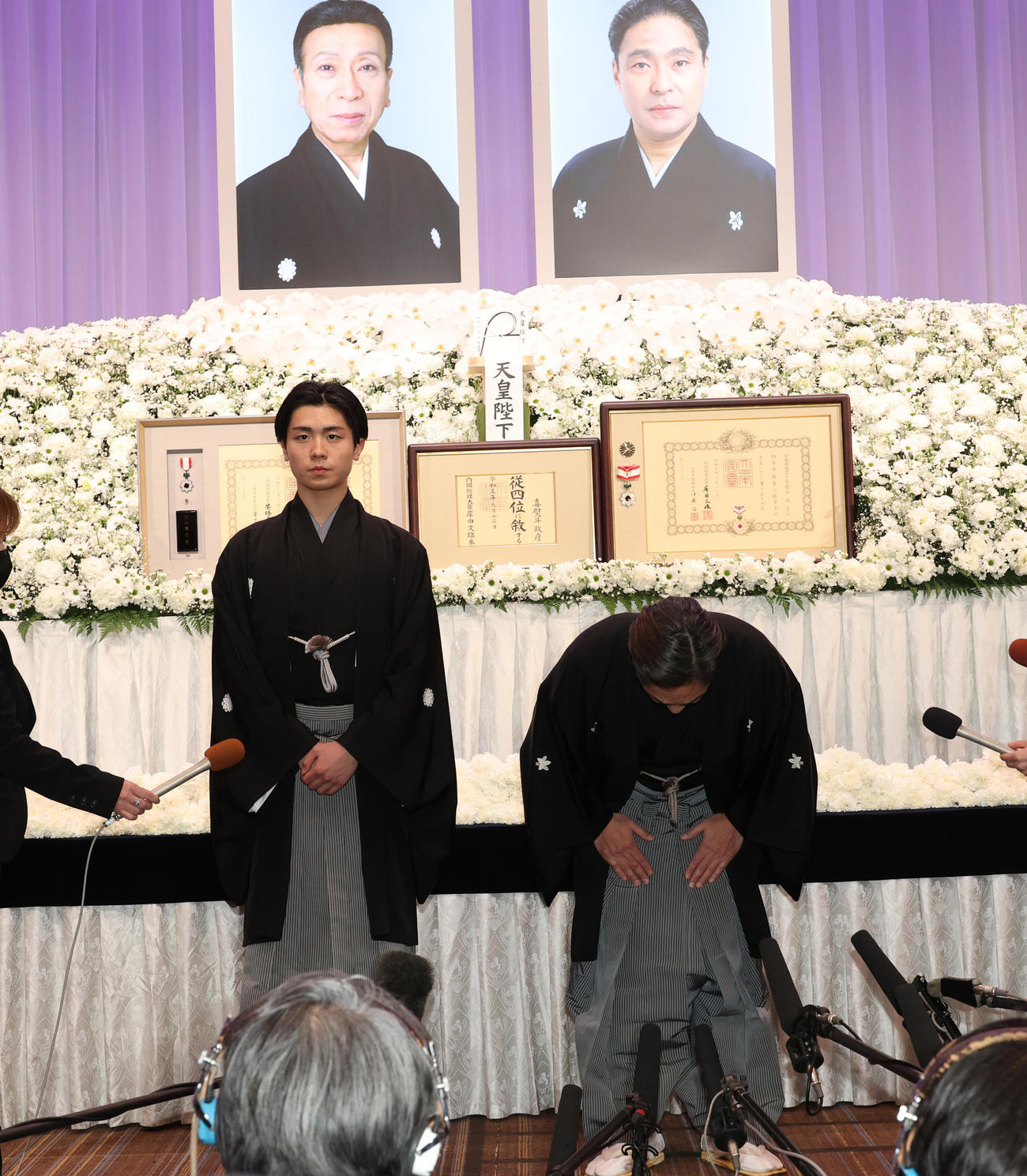 「澤瀉屋　送る会」を終えての会見で一礼する市川中車。左は市川團子（撮影・中島郁夫）