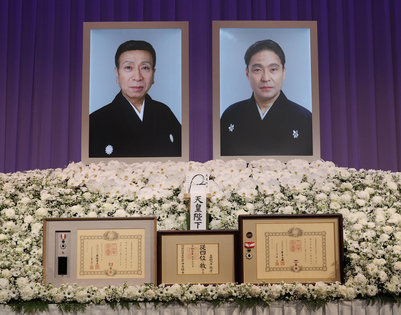 市川段四郎さん（左）と市川猿翁さんの遺影が掲げられた「澤瀉屋　送る会」の祭壇（撮影・中島郁夫）